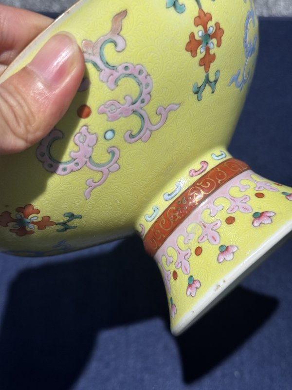 清乾隆 柠檬黄地轧道夔龙纹五蝠捧寿高足盘 - 图14