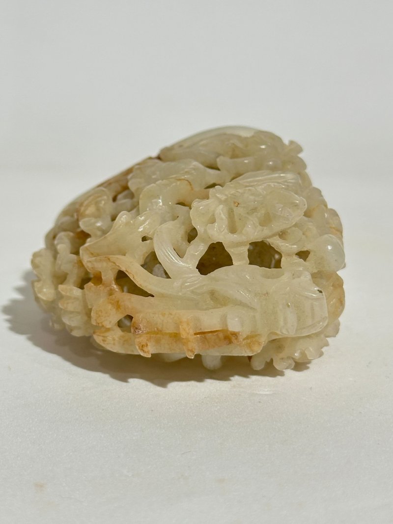 元十三/十四世紀 灰白玉鏤雕穿花龍頂飾 | A GREYISH WHITE JADE 'DRAGON AND CHRYSANTHEMUM' HAT FINIAL - 图4