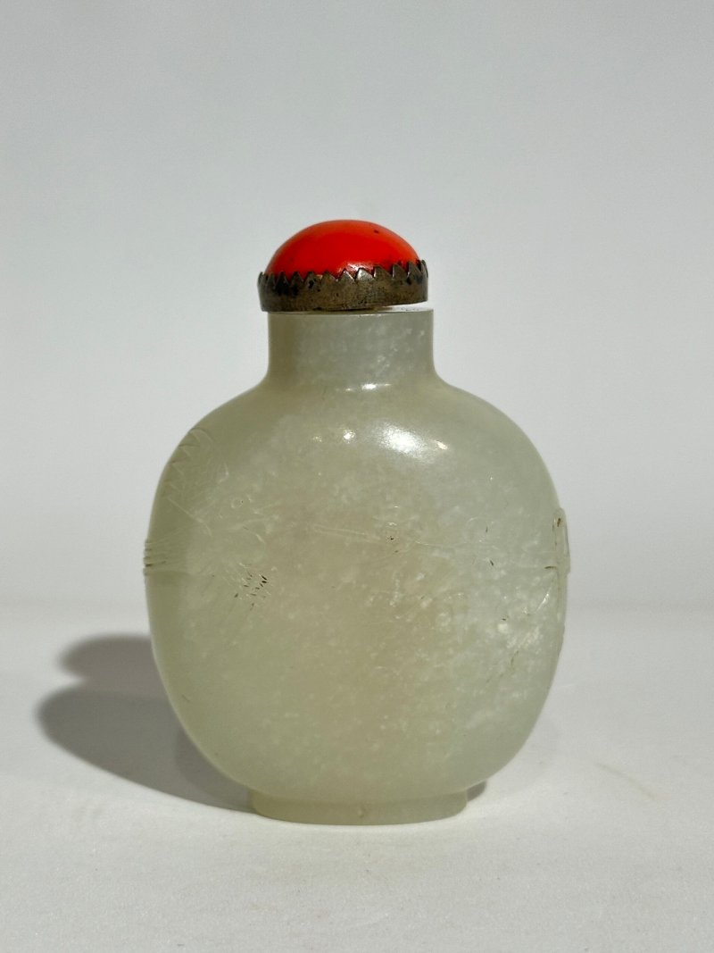 清十九世紀 白玉⌈喜上眉梢⌋鼻煙壺、珊瑚蓋 | A WHITE JADE 'MAGPIE AND PLUM BLOSSOM' SNUFF BOTTLE - 图9