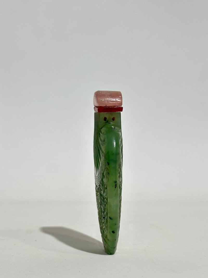 清十九世紀 碧玉鏤雕花卉紋香水瓶 | A RETICULATED SPINACH JADE 'FLORAL' PERFUME BOTTLE - 图6