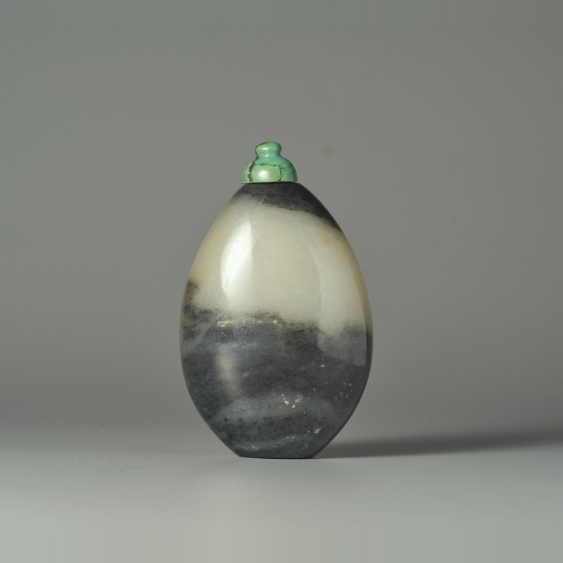 清十九世紀 黑白玉隨形鼻煙壺 | A BLACK AND WHITE JADE 'PEBBLE' SNUFF BOTTLE - 图1