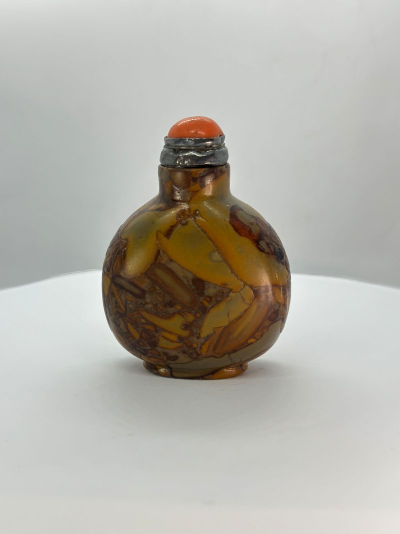 清十八/十九世紀 抱子石素面鼻煙壺、珊瑚蓋 | A PUDDINGSTONE SNUFF BOTTLE - 图7