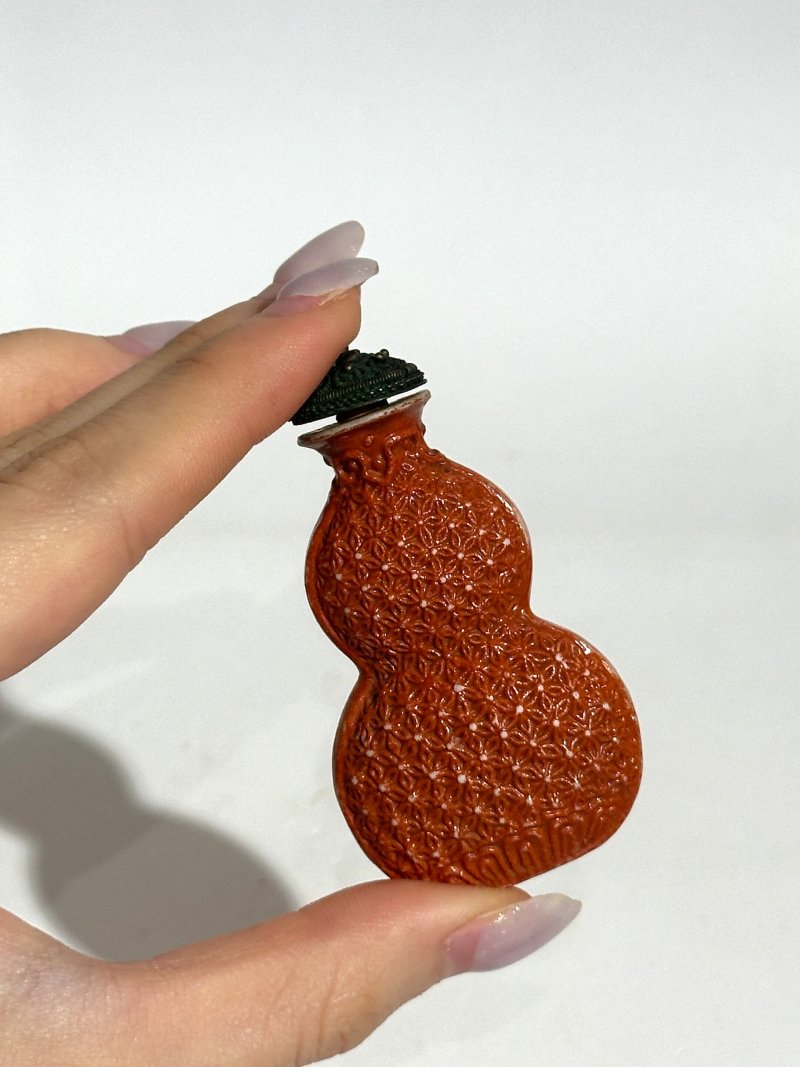 清中期 礬紅彩仿漆模印扁匏形鼻煙壺 | A MOULDED IRON-RED-GLAZED 'GOURD' SNUFF BOTTLE IMITATING LACQUER - 图3