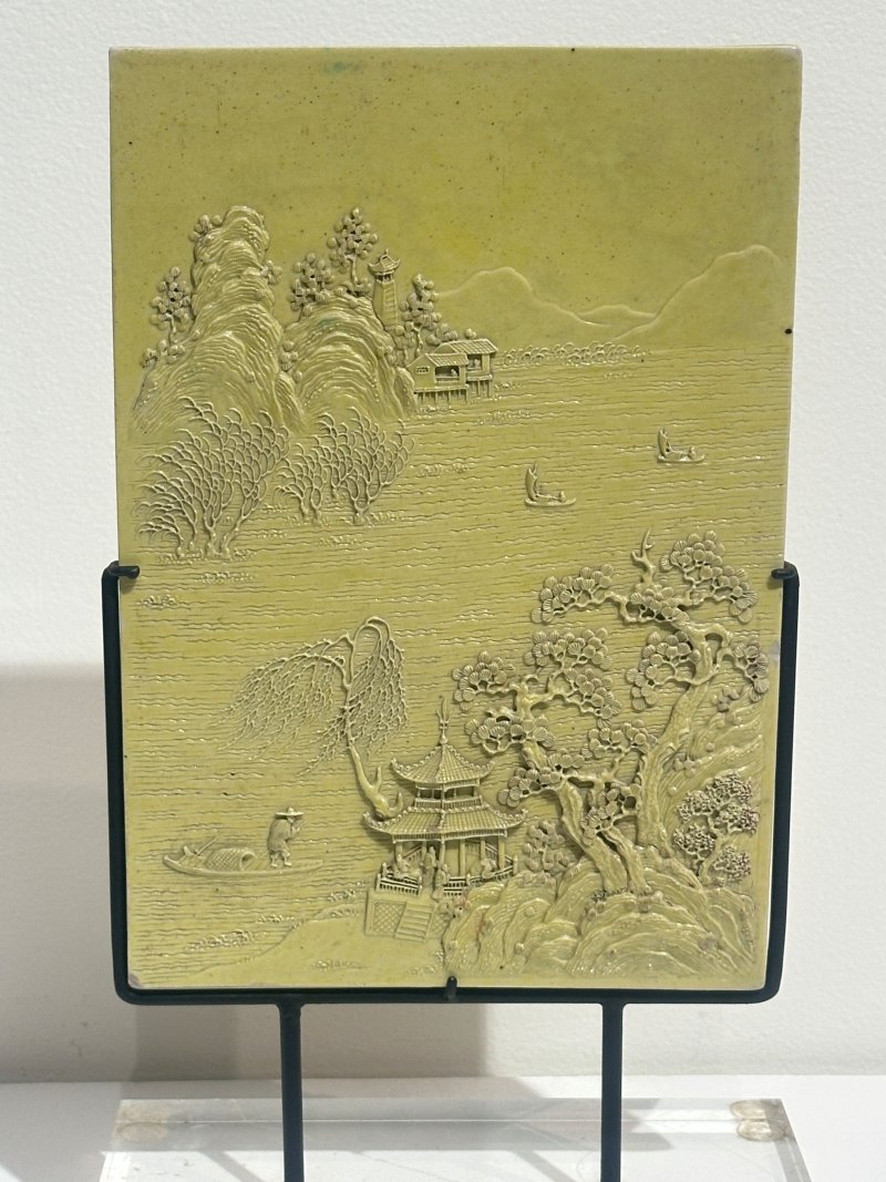 清十九世紀 檸檬黃釉澀胎⌈山水⌋插屏 及座 | A LIME YELLOW-GLAZED BISCUIT PORCELAIN 'LANDSCAPE' PLAQUE - 图5