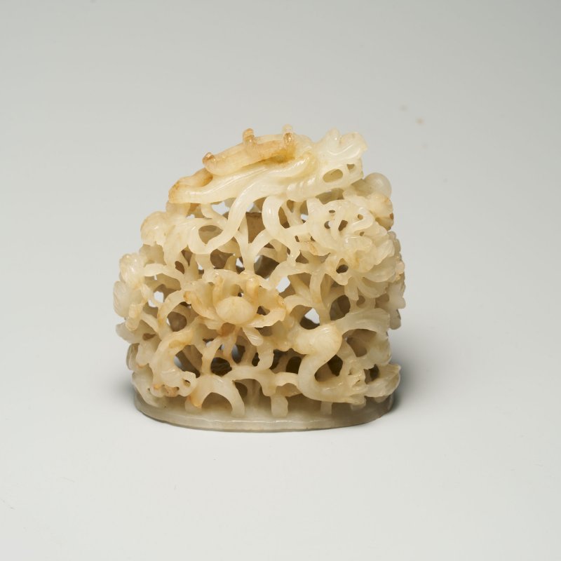元十三/十四世紀 灰白玉鏤雕穿花龍頂飾 | A GREYISH WHITE JADE 'DRAGON AND CHRYSANTHEMUM' HAT FINIAL