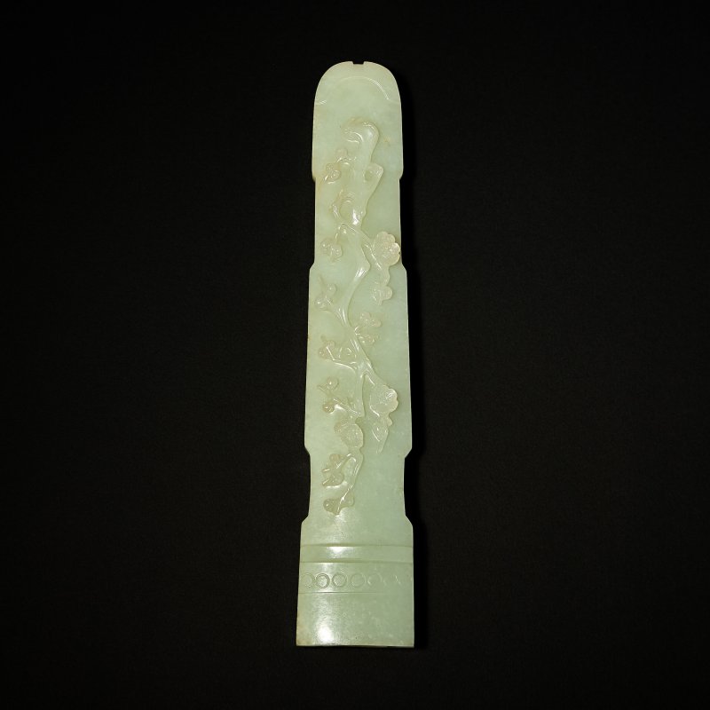 清十八世紀 青白玉雕梅花紋琴式擺件 及錦盒 | A PALE GREEN JADE 'PLUM BLOSSOM' CARVING IN THE SHAPE OF A ZITHER, GUQIN - 图4