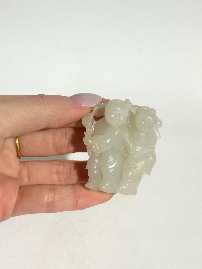 清十八世紀 白玉⌈和合二仙⌋把件 及盒 | A WHITE JADE 'HEHE ERXIAN' FIGURE GROUP - 图3