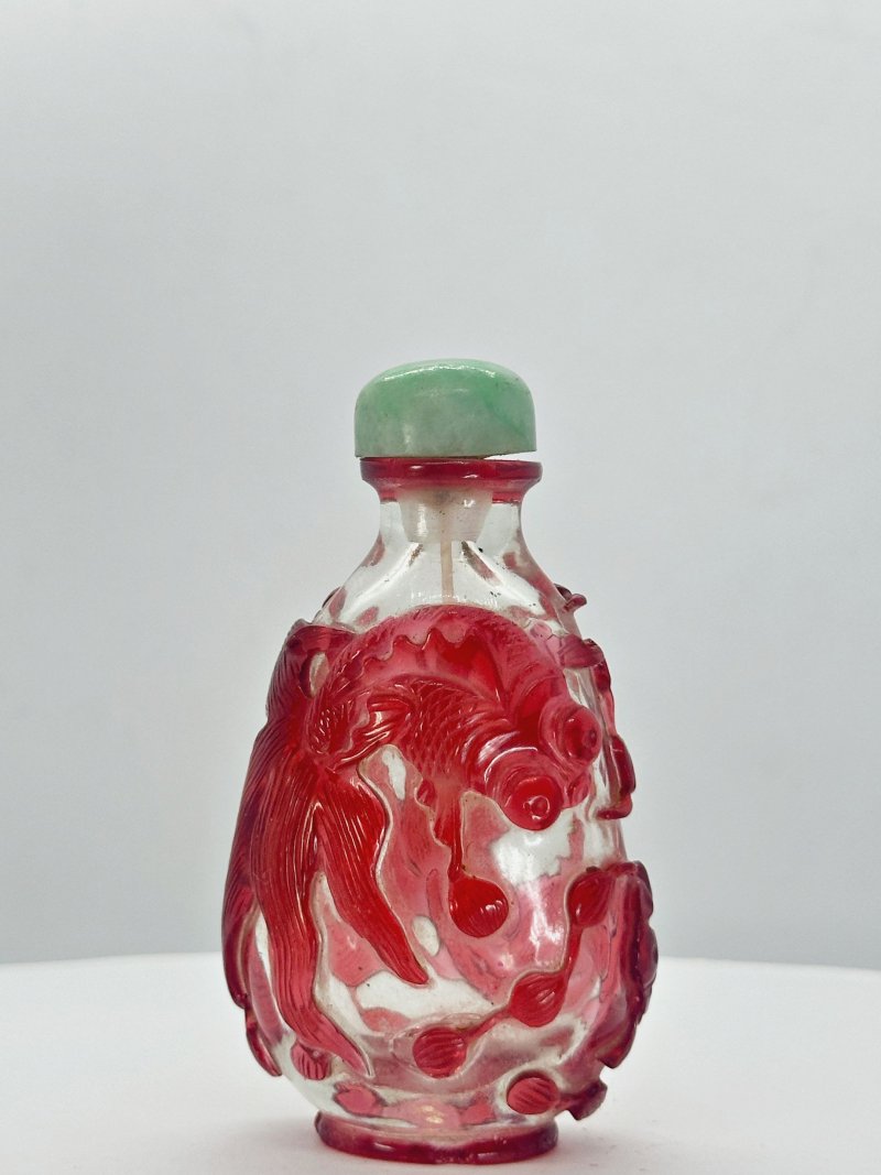 清十九世紀 透明地套紅玻璃金魚紋鼻煙壺、翡翠蓋 | A RED OVERLAY GLASS 'GOLDFISH' SNUFF BOTTLE - 图3