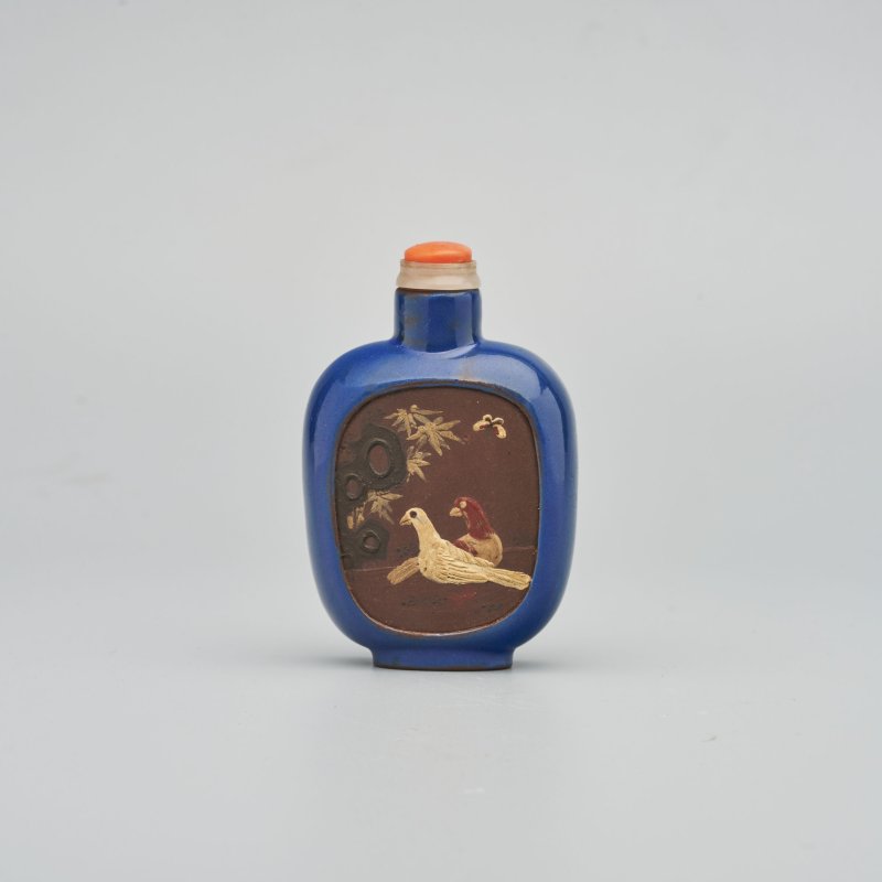 1750-1850 宜興紫砂藍釉堆彩犬鴿紋鼻煙壺 | A BLUE-ENAMELLED AND SLIP-DECORATED DARK BROWN YIXING SNUFF BOTTLE - 图10