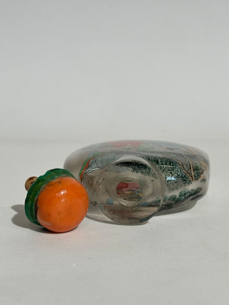 葉仲三作 水晶内畫人物紋鼻煙壺、珊瑚蓋 一九零八年 | AN INSIDE PAINTED ROCK CRYSTAL 'FIGURES' SNUFF BOTTLE - 图4