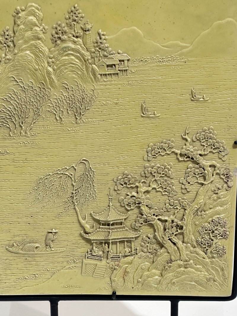 清十九世紀 檸檬黃釉澀胎⌈山水⌋插屏 及座 | A LIME YELLOW-GLAZED BISCUIT PORCELAIN 'LANDSCAPE' PLAQUE - 图2