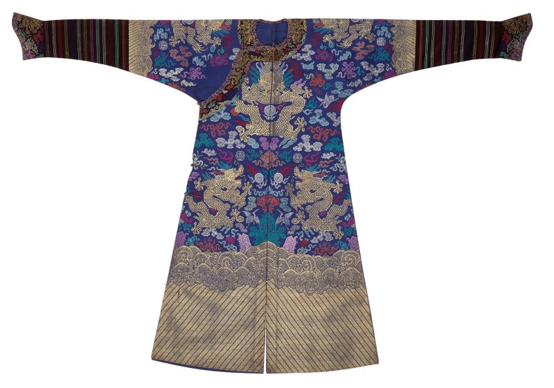 晚清 藍地納金納彩綢龍袍 馬蹄袖内天藍提花龍紋緞 | A BLUE GROUND EMBROIDERED SILK DRAGON ROBE WITH COUNTED STITCHES