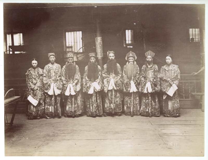 1870年代 八人戏装合影 - 图2