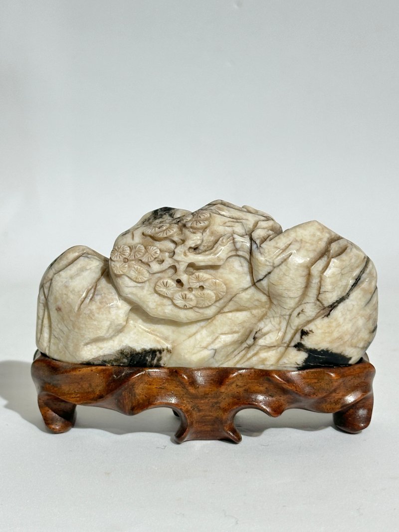 明 灰白玉帶沁⌈六合同春⌋筆擱 及座 | A GREY JADE 'LONGEVITY' BRUSH REST WITH DARK INCLUSION - 图10