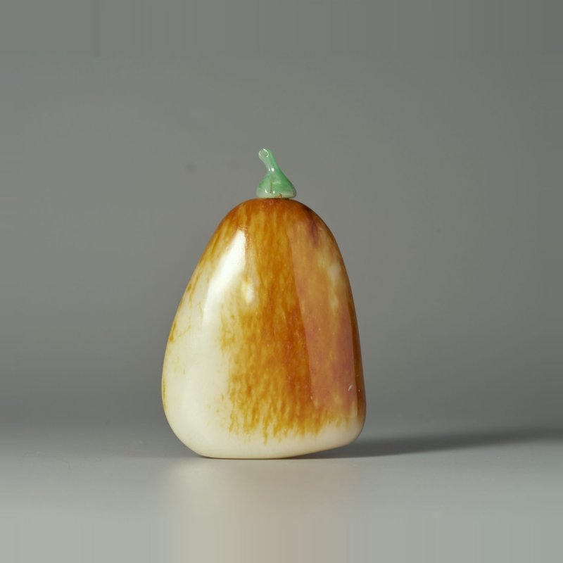 清同治一八六九年 汪鑅作子玉卵石帶皮隨形鼻煙壺、翡翠蓋 | AN INSCRIBED WHITE AND RUSSET JADE 'PEBBLE' SNUFF BOTTLE - 图1