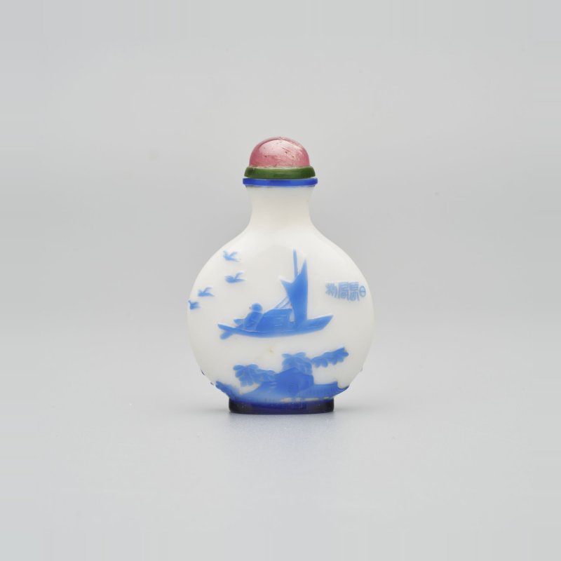 晚清 揚州風格涅白地套藍玻璃⌈日長春初⌋鼻煙壺 ⌈正可⌋款 | A BLUE OVERLAY WHITE GLASS 'BOATING' SNUFF BOTTLE - 图1