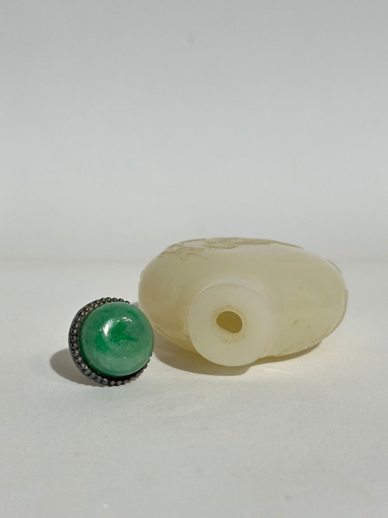 1750-1850 白玉人物紋鼻煙壺、翡翠蓋 | A WHITE JADE 'FIGURE' SNUFF BOTTLE - 图4