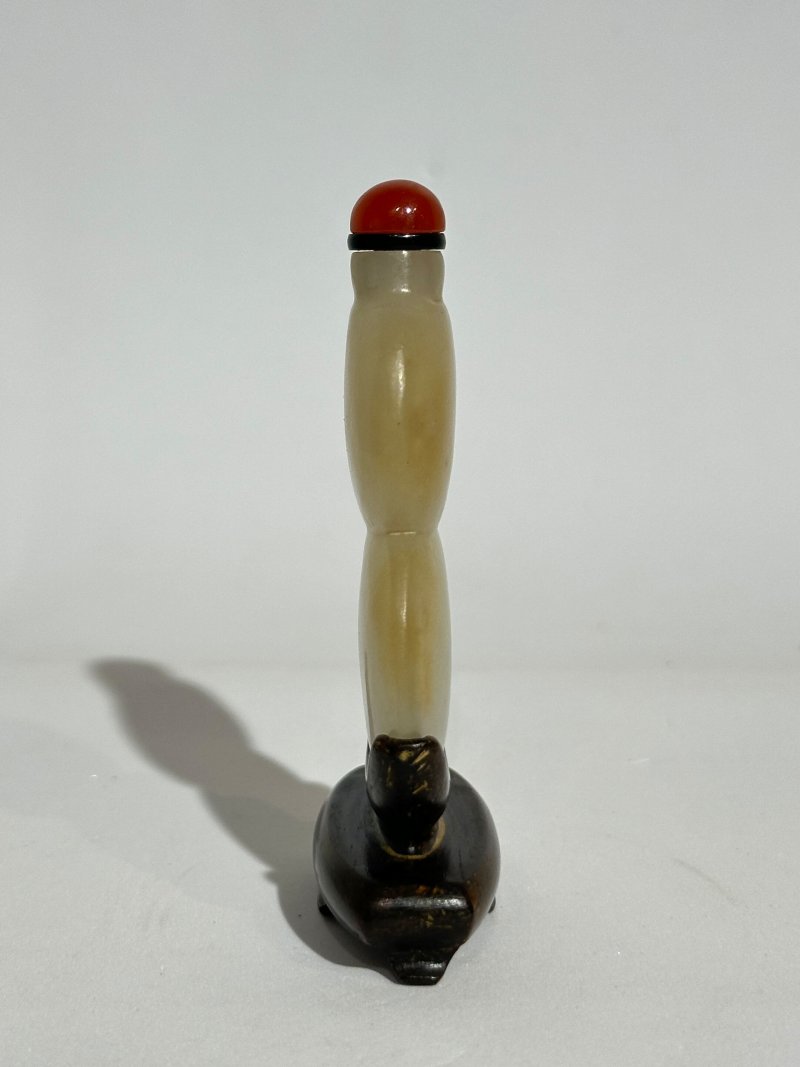 清十九世紀 白玉褐沁葫蘆形鼻煙壺 及座 | A WHITE JADE 'DOUBLE GOURD' SNUFF BOTTLE WITH PALE RUSSET INCLUSIONS - 图6