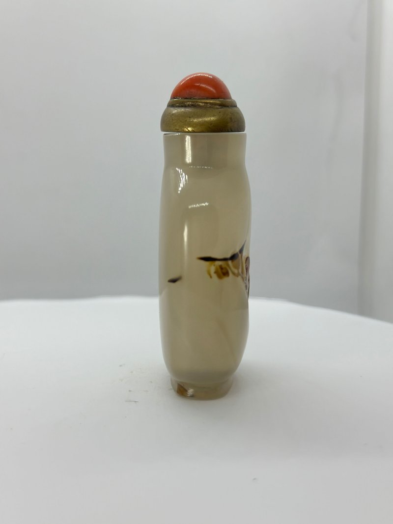 清十八/十九世紀 影瑪瑙⌈靈猴摘桃⌋鼻煙壺、珊瑚蓋 | A CHALCEDONY SHADOW AGATE 'MONKEY AND PEACH' SNUFF BOTTLE - 图5
