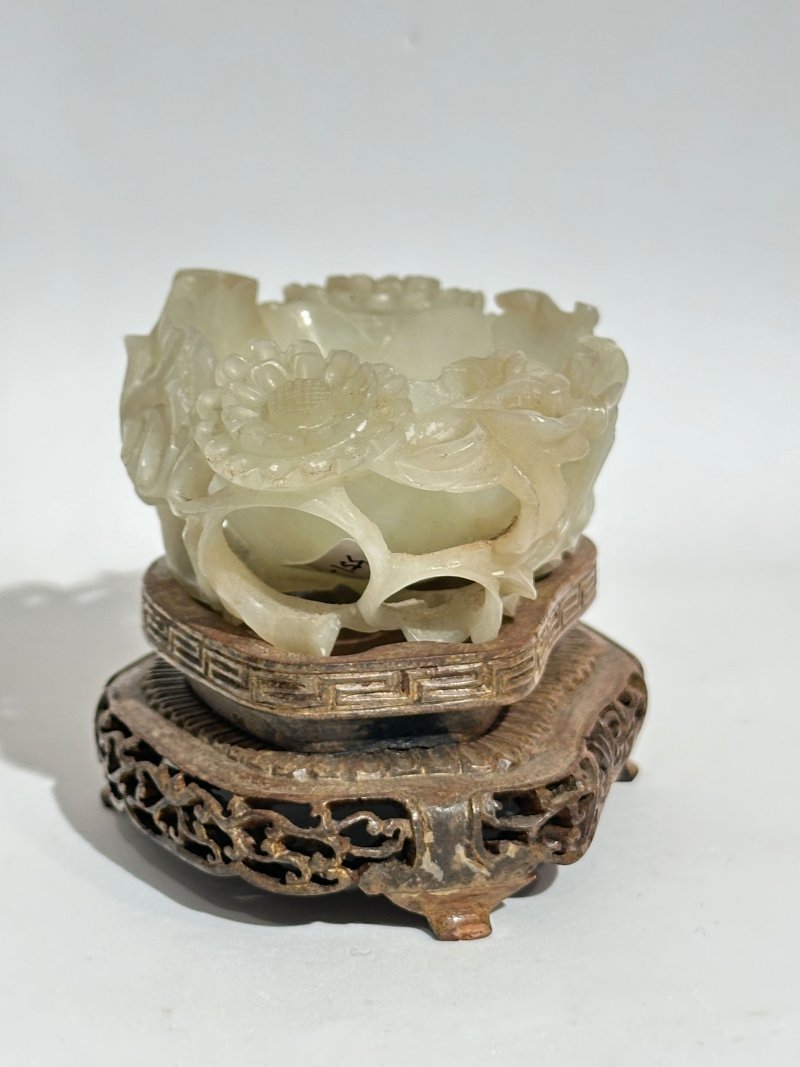 清十八/十九世紀 青白玉玉蘭式洗 及座 | A PALE GREEN JADE 'MAGNOLIA' BRUSH WASHER - 图9