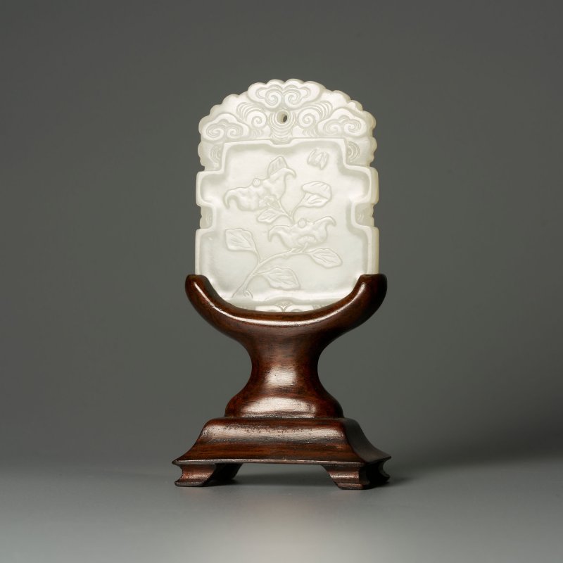 清十八世紀 白玉⌈福至心玲⌋牌 及座 | A WHITE JADE 'WATER CHESTNUT' PLAQUE - 图1