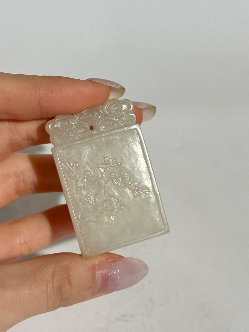 清十八/十九世紀 青白玉梅花紋牌 及座 | A GREENISH WHITE JADE 'PLUM BLOSSOM' PLAQUE - 图2