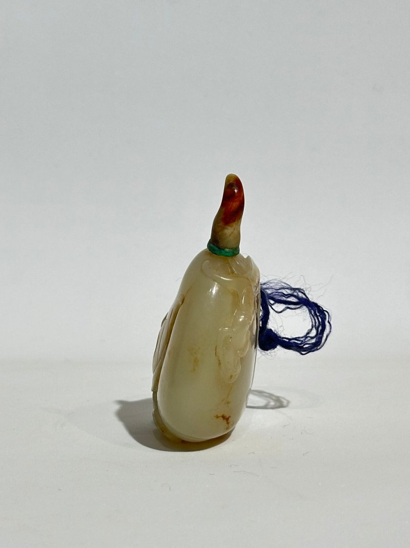 清十九世紀 白玉褐沁⌈福至家業⌋鼻煙壺 | A WHITE JADE 'BAT' SNUFF BOTTLE WITH RUSSET INCLUSION - 图7