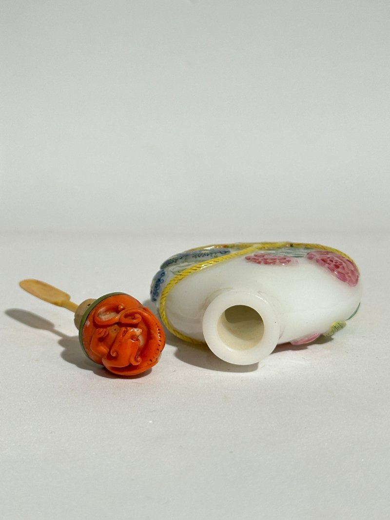 1750-1850 涅白玻璃胎畫琺瑯花籃式鼻煙壺、珊瑚蓋 ⌈古月軒⌋礬紅楷書款 及盒 | AN ENAMELLED GLASS SNUFF BOTTLE - 图4