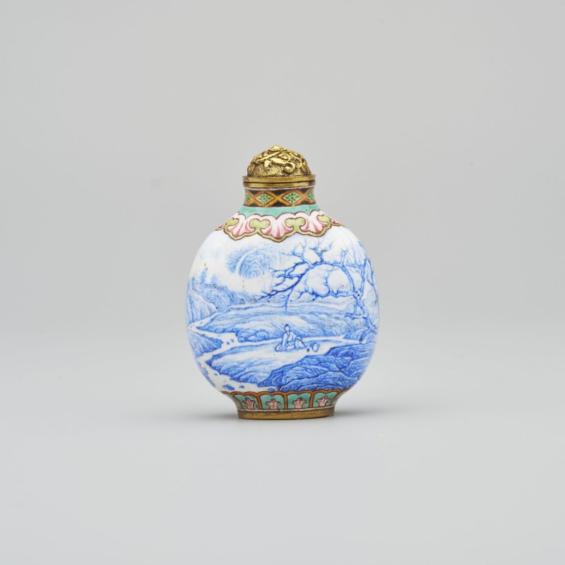 銅胎畫琺瑯⌈明式山水⌋鼻煙壺 ⌈乾隆年製⌋藍釉楷書款 | A PAINTED ENAMEL 'BLUE LANDSCAPE' SNUFF BOTTLE - 图1
