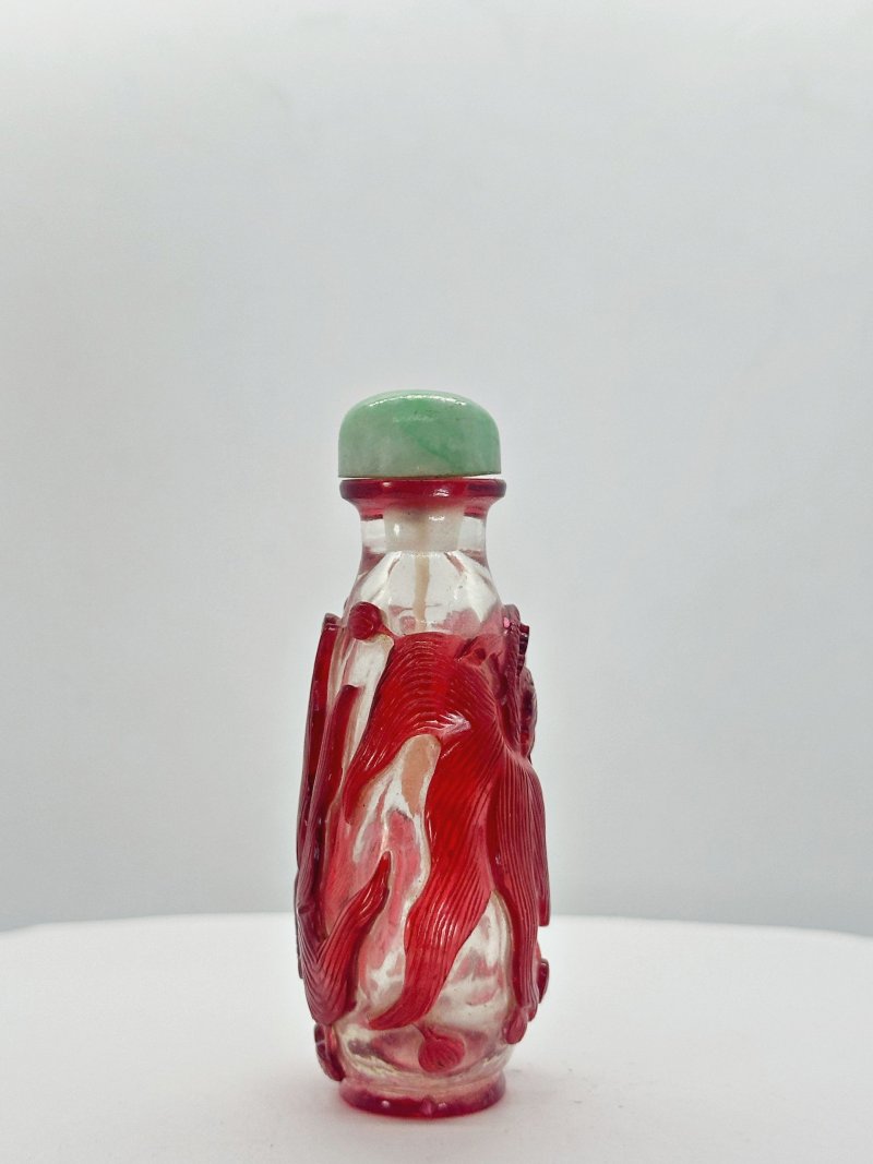 清十九世紀 透明地套紅玻璃金魚紋鼻煙壺、翡翠蓋 | A RED OVERLAY GLASS 'GOLDFISH' SNUFF BOTTLE - 图7