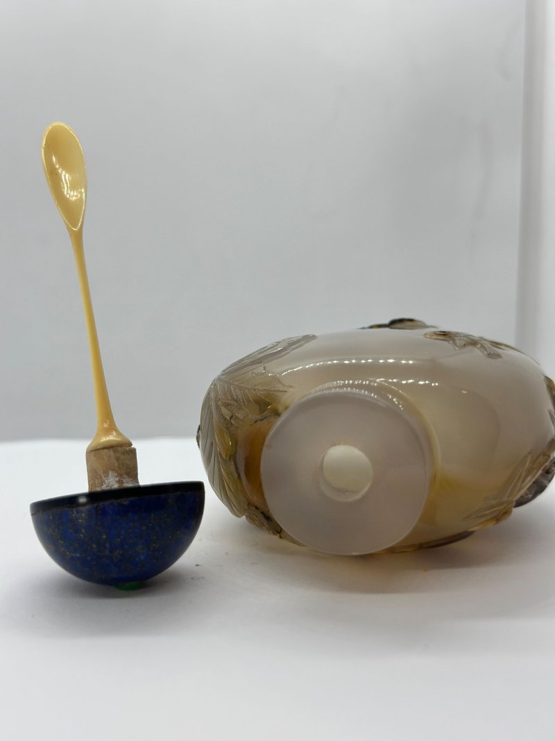 1750-1850 史蒂文斯鹿大師流派影瑪瑙⌈封侯得祿⌋鼻煙壺 | A SHADOW AGATE 'MONKEY AND DEER' SNUFF BOTTLE - 图2
