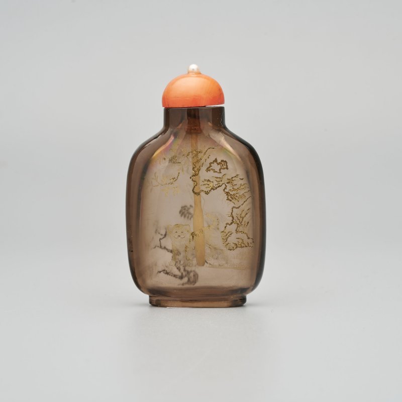 清十八/十九世紀 煙晶填金⌈松鶴延年⌋鼻煙壺 | A GILT-DECORATED SMOKY QUARTZ 'CRANE AND PINE' SNUFF BOTTLE - 图1