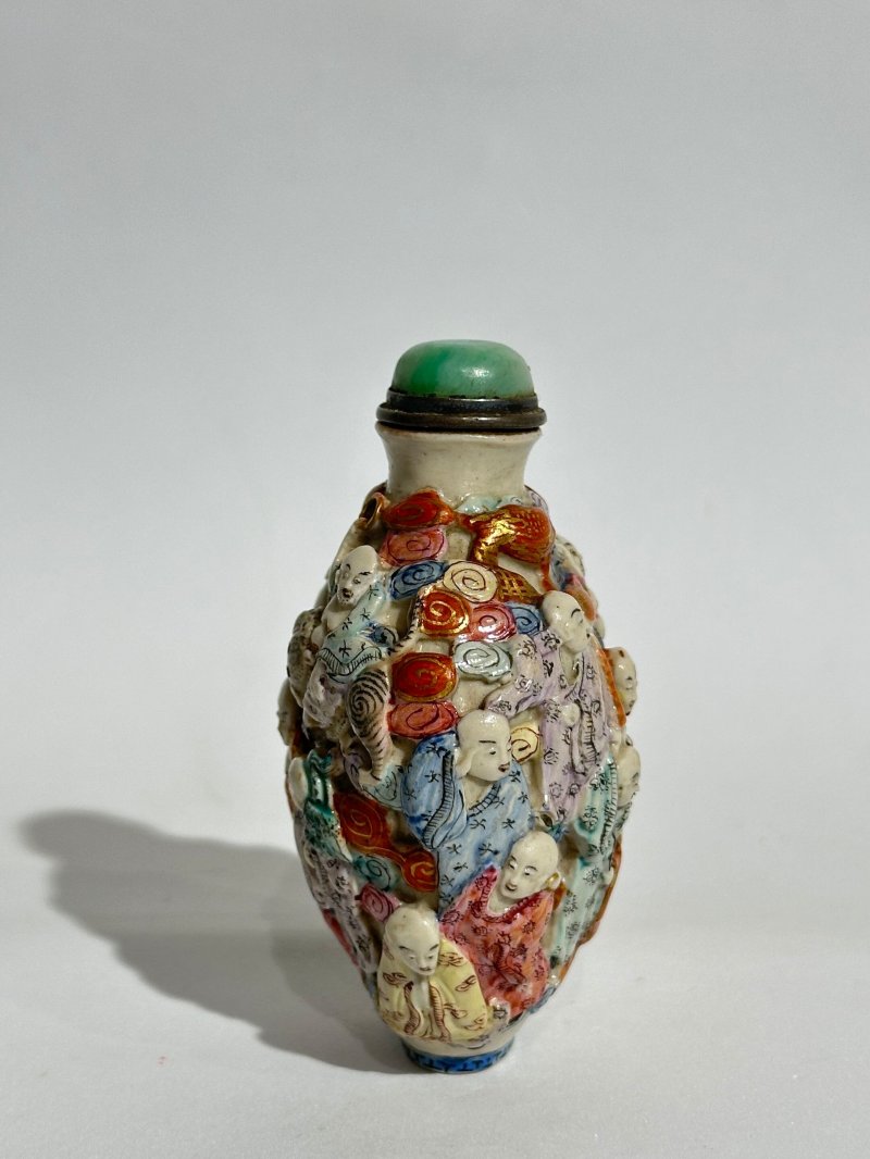 1750-1850 粉彩模印⌈十八羅漢⌋鼻煙壺、翡翠蓋 ⌈乾隆年製⌋礬紅篆書款 | A MOULDED FAMILLE ROSE 'EIGHTEEN LUOHAN' SNUFF BOTTLE - 图7