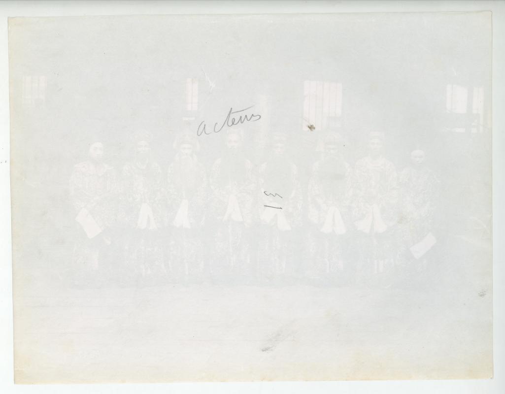 1870年代 八人戏装合影 - 图3