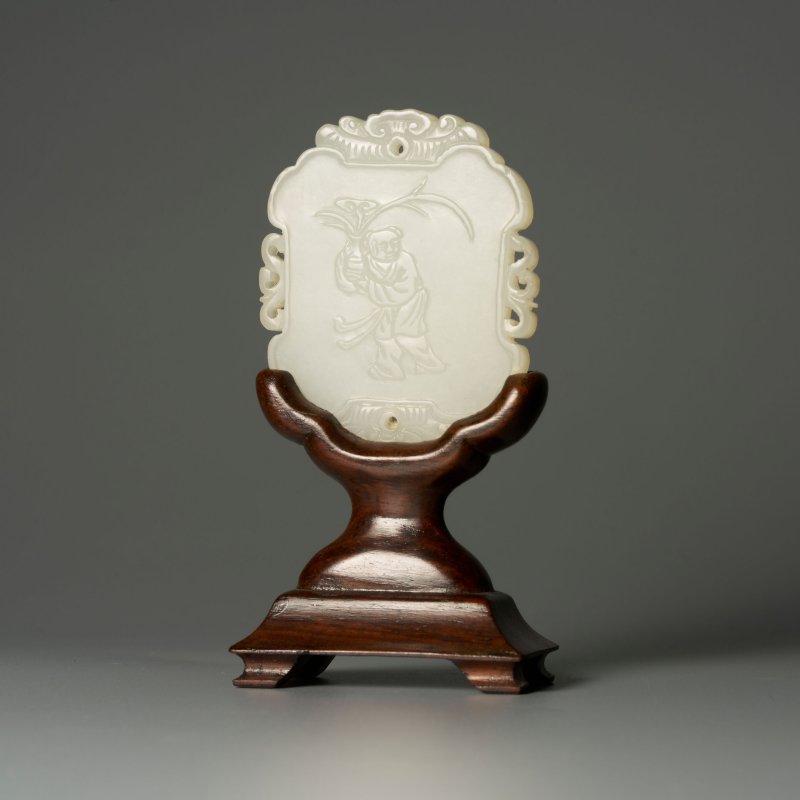 清十八/十九世紀 白玉⌈吉祥⌋牌 及座 | A WHITE JADE 'CHILD' PLAQUE - 图1