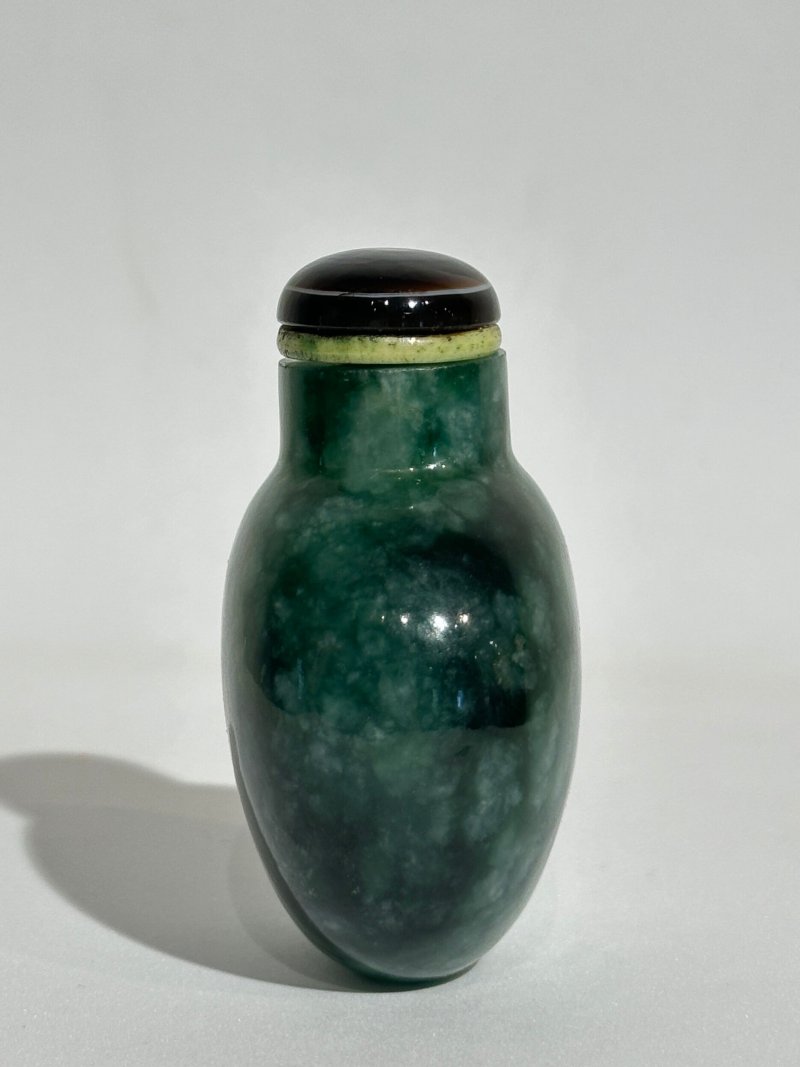1780-1850 翡翠光素鼻煙壺 | A MOTTLED-GREEN JADEITE SNUFF BOTTLE - 图6