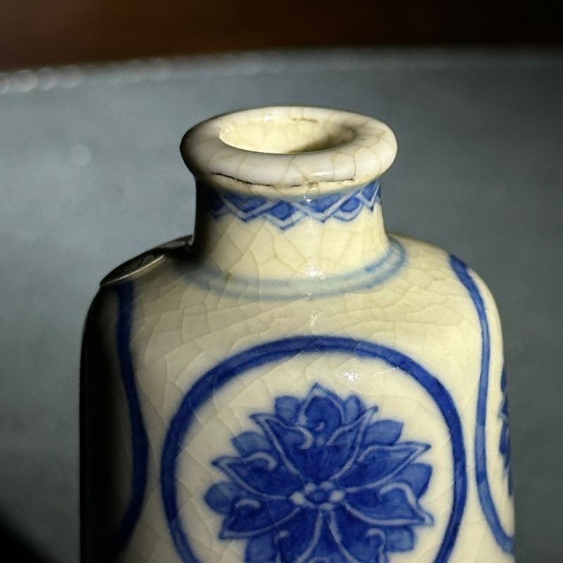 清康熙 浆胎青花缠枝花卉纹鼻烟壶 - 图12