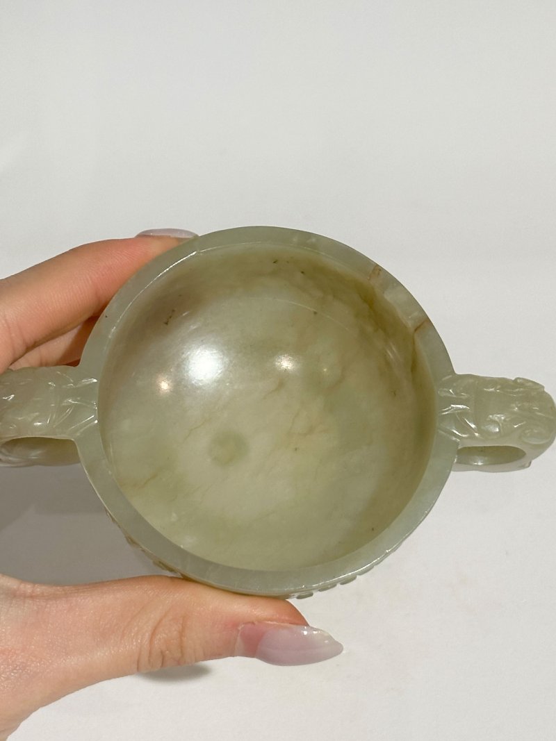 清 青白玉乳釘紋雙耳盃 及座 | A PALE GREEN JADE ARCHAISTIC TWO-HANDLED CUP - 图2
