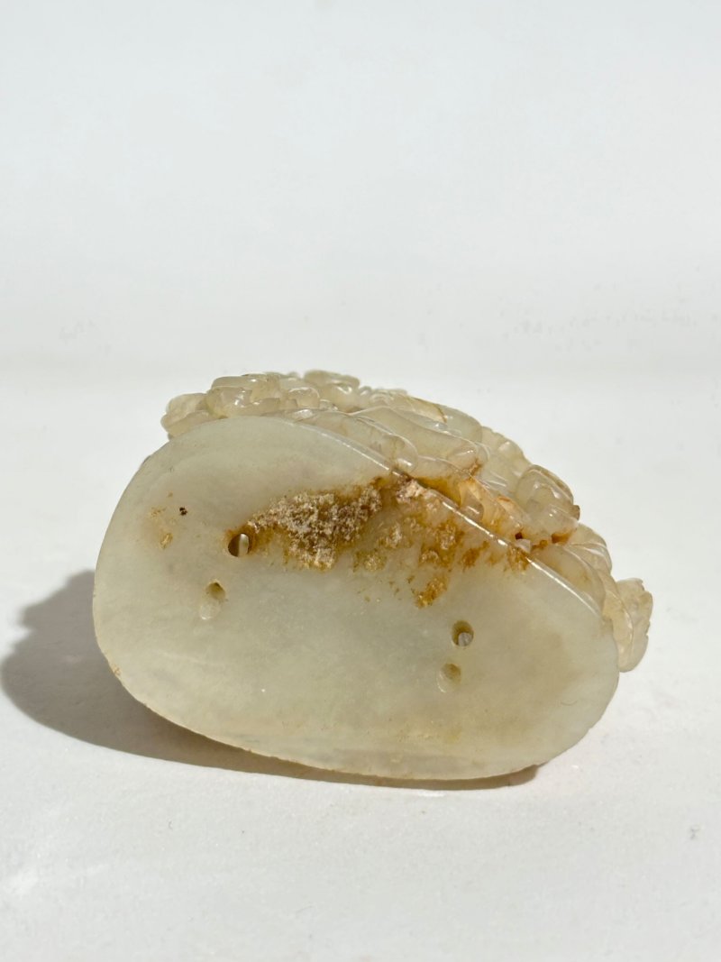 元十三/十四世紀 灰白玉鏤雕穿花龍頂飾 | A GREYISH WHITE JADE 'DRAGON AND CHRYSANTHEMUM' HAT FINIAL - 图5