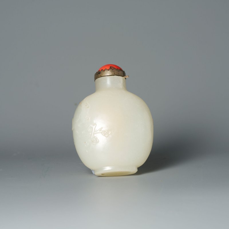清十九世紀 白玉⌈喜上眉梢⌋鼻煙壺、珊瑚蓋 | A WHITE JADE 'MAGPIE AND PLUM BLOSSOM' SNUFF BOTTLE - 图10