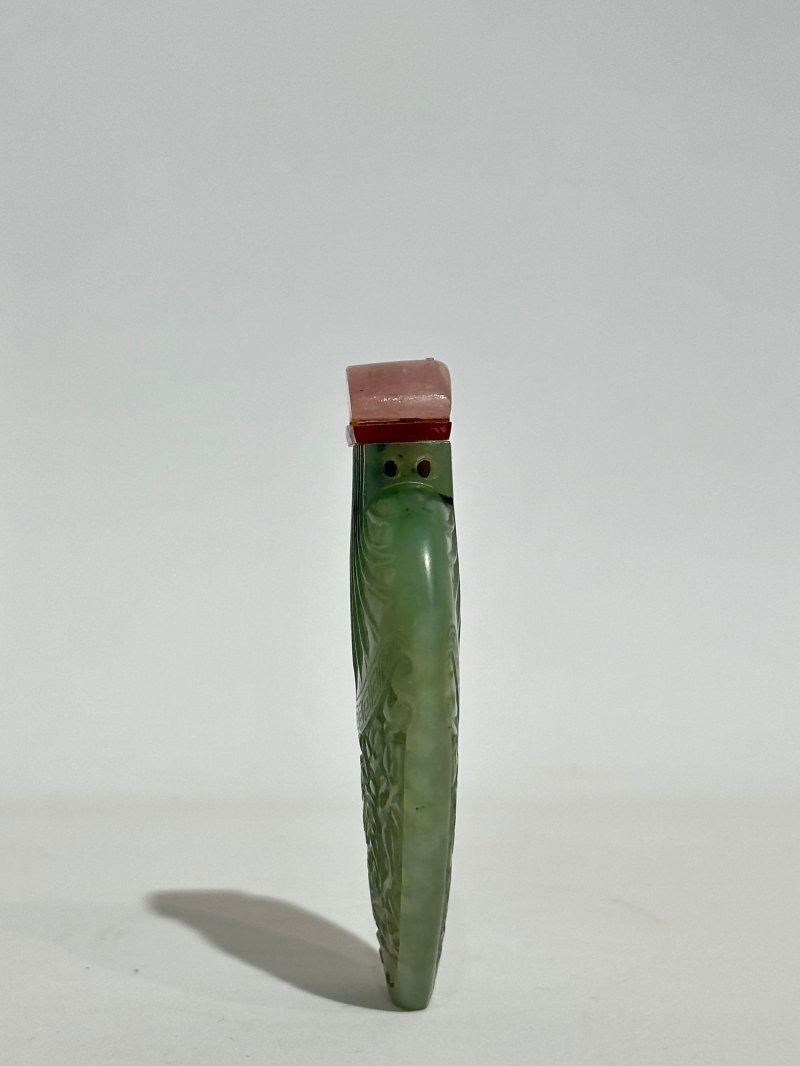 清十九世紀 碧玉鏤雕花卉紋香水瓶 | A RETICULATED SPINACH JADE 'FLORAL' PERFUME BOTTLE - 图7