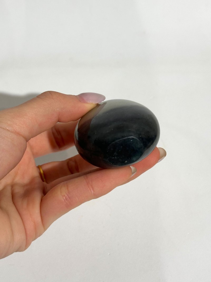 清十九世紀 黑白玉隨形鼻煙壺 | A BLACK AND WHITE JADE 'PEBBLE' SNUFF BOTTLE - 图2