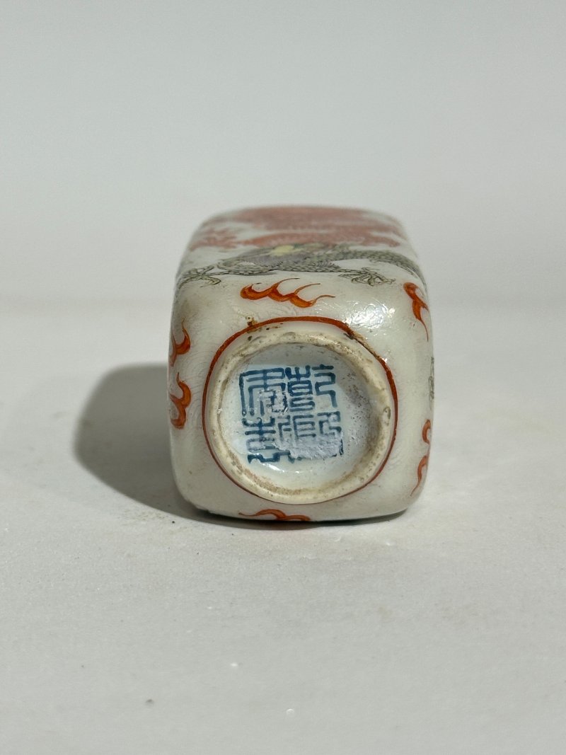 十九世紀 粉彩龍紋鼻煙壺 ⌈乾隆年製⌋青花篆書款 | A FAMILLE ROSE 'DRAGON' SNUFF BOTTLE - 图5