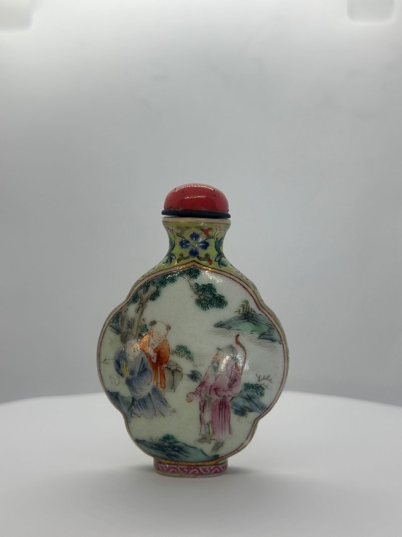 清中期 粉彩人物紋鼻煙壺 | A FAMILLE ROSE PORCELAIN SNUFF BOTTLE - 图9