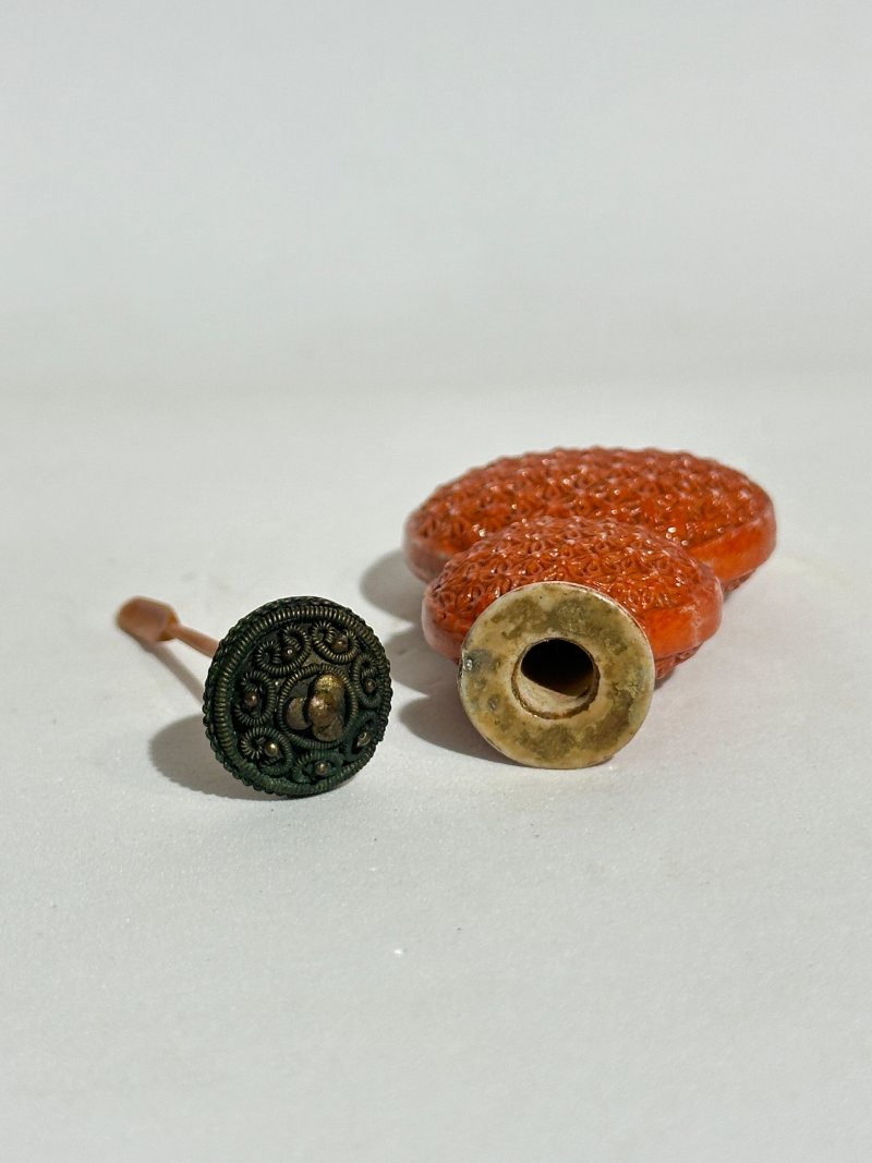 清中期 礬紅彩仿漆模印扁匏形鼻煙壺 | A MOULDED IRON-RED-GLAZED 'GOURD' SNUFF BOTTLE IMITATING LACQUER - 图4