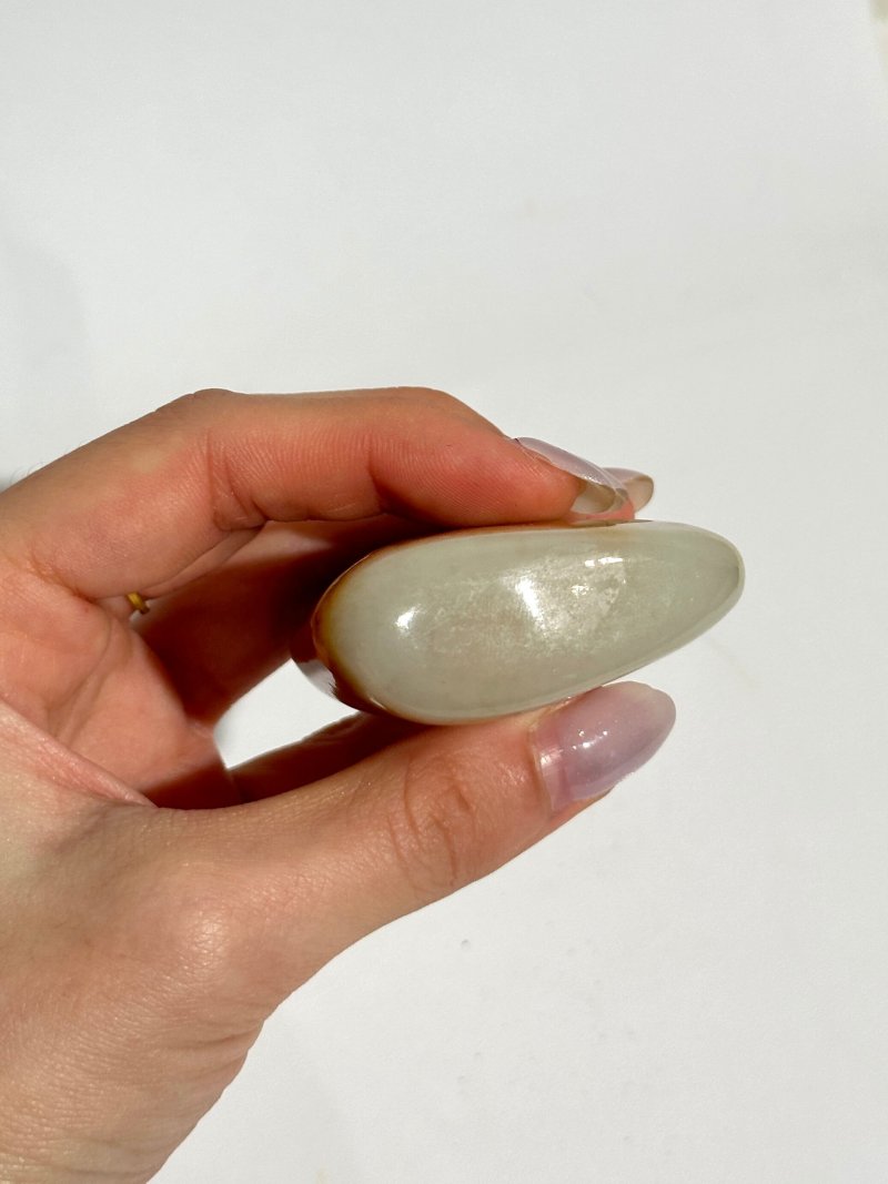 清同治一八六九年 汪鑅作子玉卵石帶皮隨形鼻煙壺、翡翠蓋 | AN INSCRIBED WHITE AND RUSSET JADE 'PEBBLE' SNUFF BOTTLE - 图2
