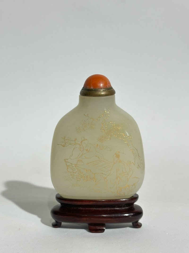 清十八/十九世紀 白玉填金⌈羲之愛鵝•謝安圍棋⌋鼻煙壺、珊瑚蓋 及盒 | A GILT AND INCISED WHITE JADE 'SCHOLARS' SNUFF BOTTLE - 图9