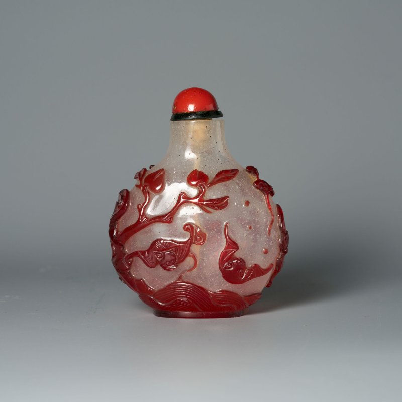 清十九世紀 霏雪地套紅玻璃蝠紋鼻煙壺 | A RED OVERLAY GLASS 'BATS' SNUFF BOTTLE - 图1