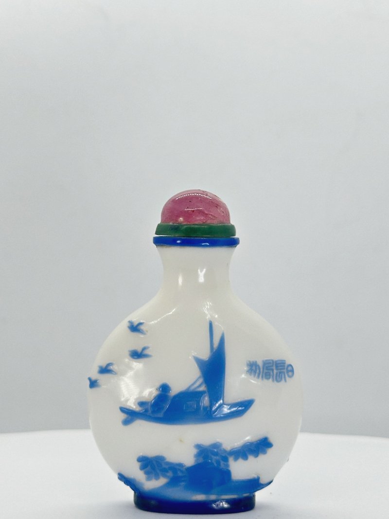 晚清 揚州風格涅白地套藍玻璃⌈日長春初⌋鼻煙壺 ⌈正可⌋款 | A BLUE OVERLAY WHITE GLASS 'BOATING' SNUFF BOTTLE - 图2