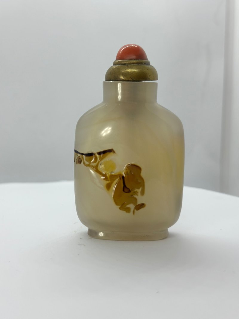 清十八/十九世紀 影瑪瑙⌈靈猴摘桃⌋鼻煙壺、珊瑚蓋 | A CHALCEDONY SHADOW AGATE 'MONKEY AND PEACH' SNUFF BOTTLE - 图6